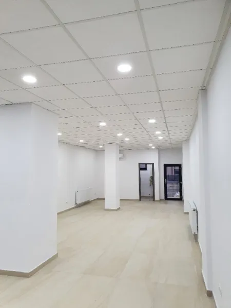 Spatiu comercial parter de inchiriat - 73 mp - 600 EUR/ luna - Showroom Bloc DC5, Ramnicu Valcea - Imaginea 3
