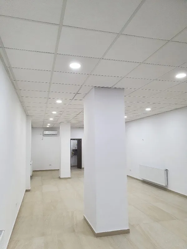 Spatiu comercial parter de inchiriat - 73 mp - 600 EUR/ luna - Showroom Bloc DC5, Ramnicu Valcea - Imaginea 4