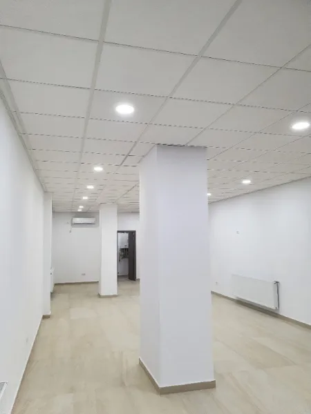 Spatiu comercial parter de inchiriat - 73 mp - 600 EUR/ luna - Showroom Bloc DC5, Ramnicu Valcea - Imaginea 4