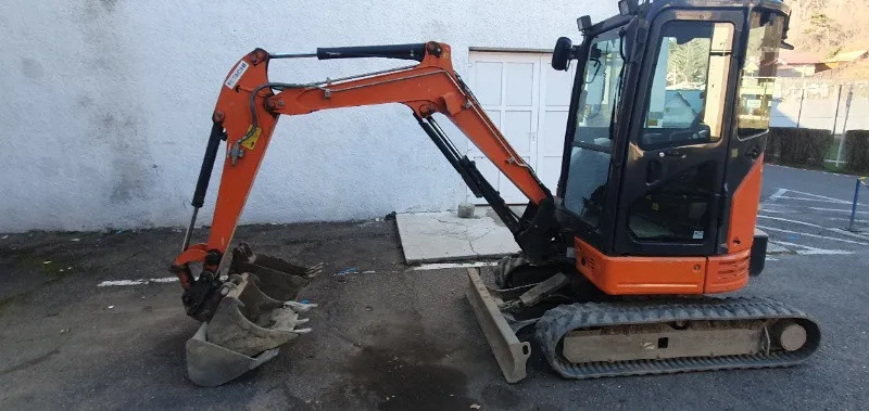 Inchiriez miniexcavator 2. 7t cu operator - Imaginea 1
