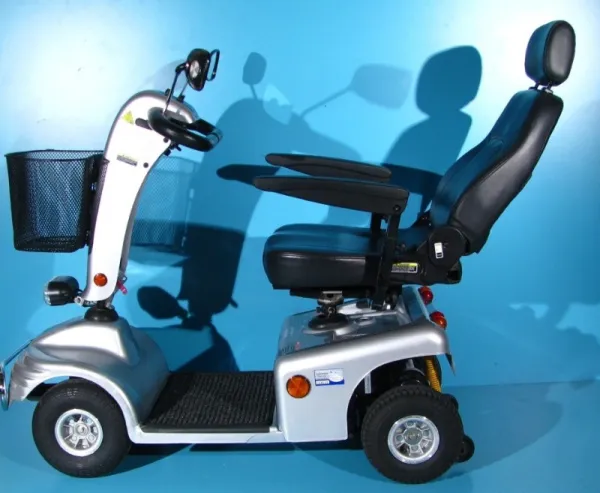 Scuter electric pentru batrani- Shoprider cu 6km h - Imaginea 3