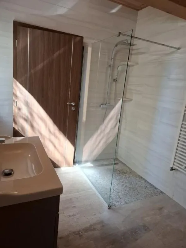 Inchiriez casa 3 camere, 140mp utili, teren 1000mp, zona Simian, 700euro - Imaginea 3