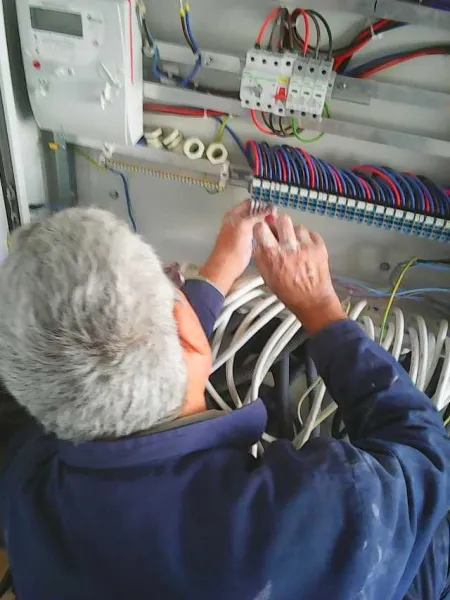 Firma atestata - Instalatii electrice casnice si industriale - Imaginea 1