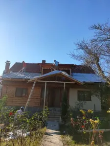Oferim reparatii de urgenta in constructii si acoperisuri