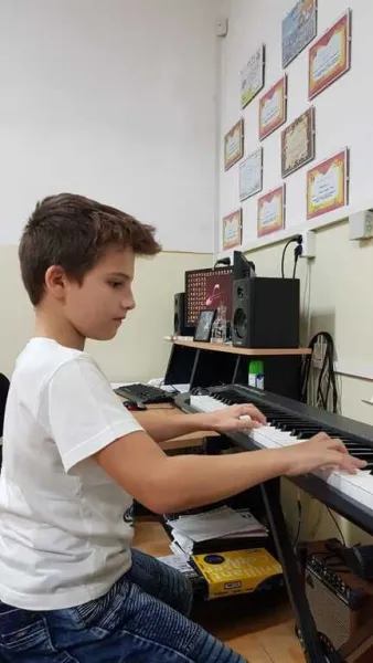 Lectii, Meditatii, Cursuri de Canto, Chitara, Pian Constanta - Imaginea 4