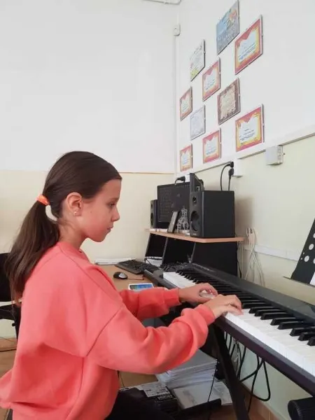 Lectii, Meditatii, Cursuri de Canto, Chitara, Pian Constanta - Imaginea 8