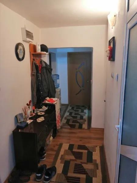 Vand schimb apartament 3 camere cu casa Slobozia Noua - Imaginea 1