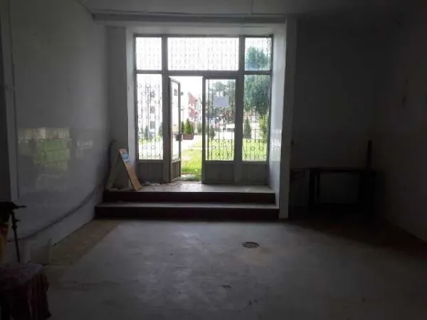 Inchiriez spatiu comercial la parterul Dierna - Imaginea 3