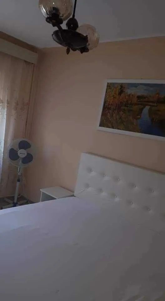 De inchiriat apartament decomandat - Imaginea 1