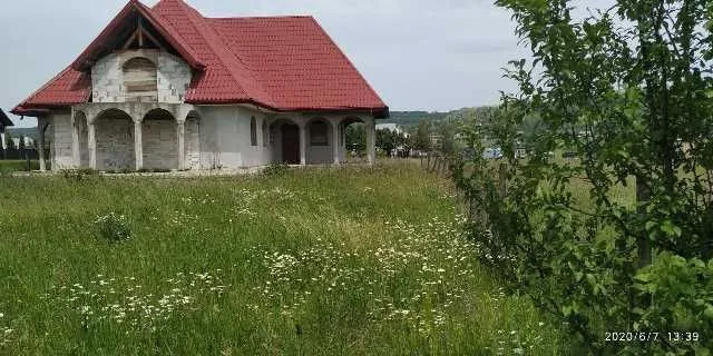Vanzare casa la rosu cu teren - Imaginea 1
