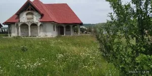 Vanzare casa la rosu cu teren