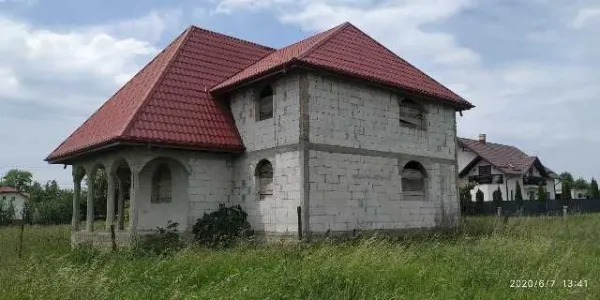 Vanzare casa la rosu cu teren - Imaginea 2