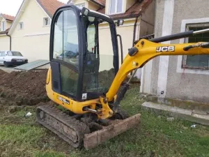 Inchiriat miniexcavator pt sapat nivelare incarcat