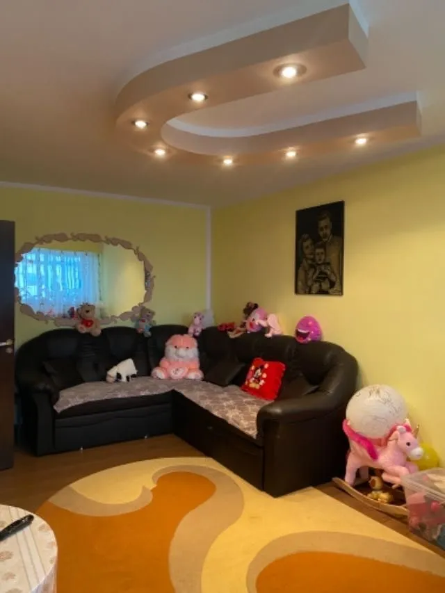 Vand apartament 3 camere decomandat - Imaginea 1