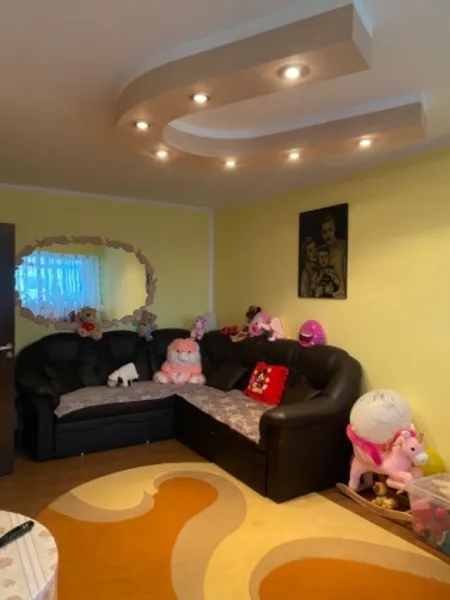 Vand apartament 3 camere decomandat - Imaginea 1