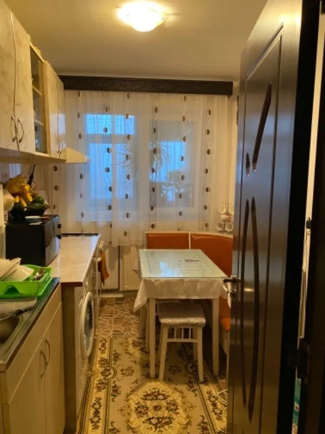 Vand apartament 3 camere decomandat - Imaginea 3