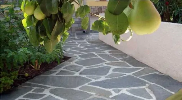 piatra poligonala Medias - Imaginea 1