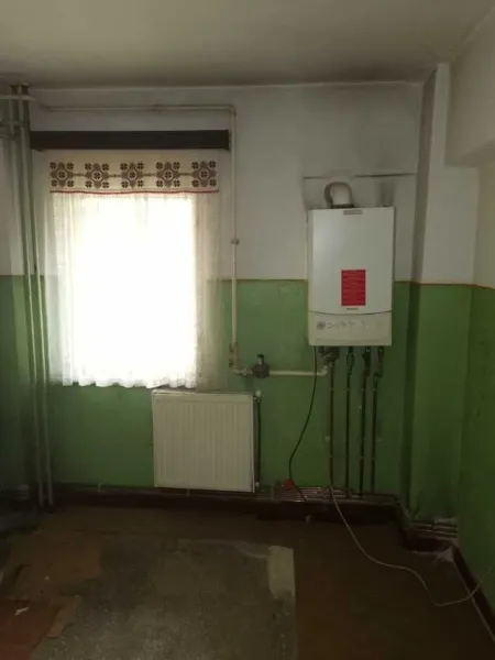 Apartament 3 camere in Tg. Ocna, ultra- central, ideal pentru spatiu comercial - Imaginea 2