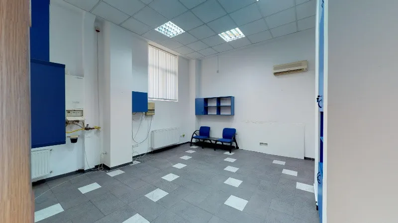 Proprietar inchiriez Spatiu comercial Hala Traian 78mp pret 1200 Euro/ luna - Imaginea 3