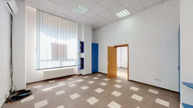 Proprietar inchiriez Spatiu comercial Hala Traian 78mp pret 1200 Euro/ luna - Imaginea 4