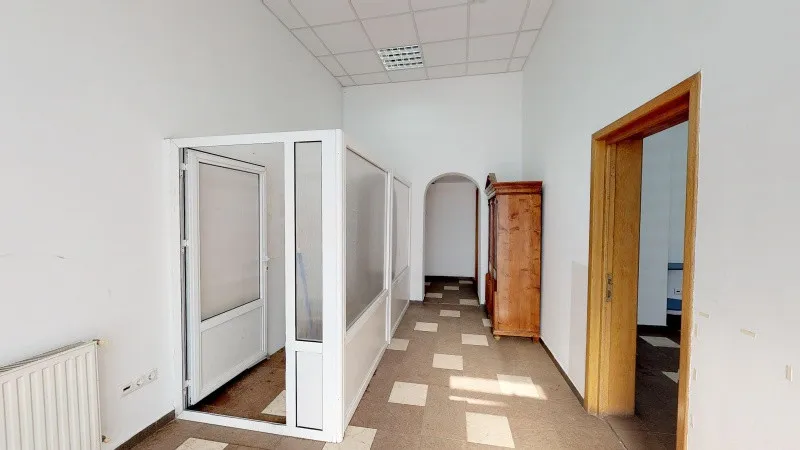 Proprietar inchiriez Spatiu comercial Hala Traian 78mp pret 1200 Euro/ luna - Imaginea 5