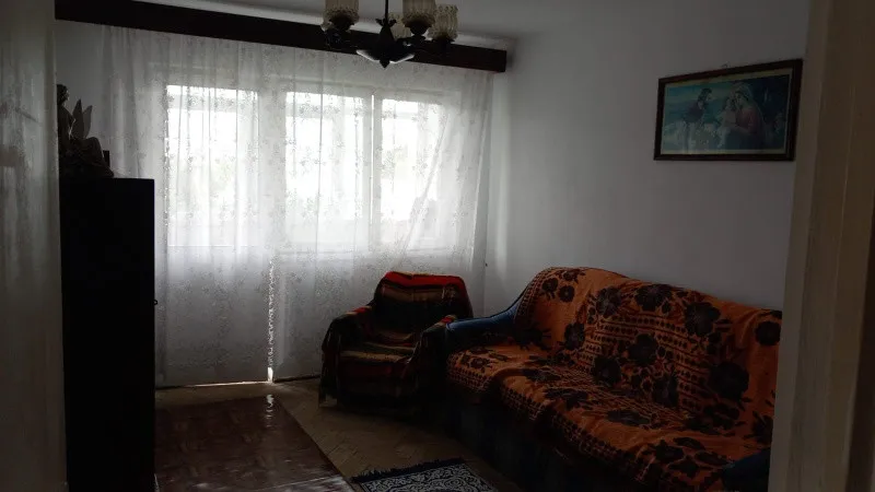 Vand apartament 2 camere - Imaginea 4