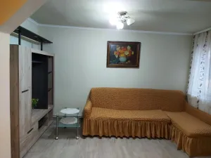 Inchiriez apartament la casa