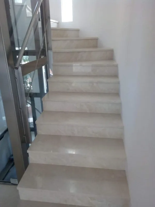 Marmura Crema Marfil pentru scari interioare - Imaginea 1