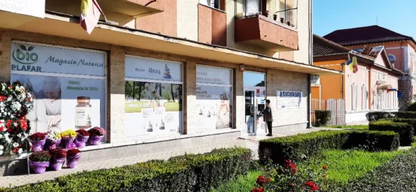 Inchiriez spatiu comercial central Simeria Piata Unirii bloc 6 - Imaginea 1