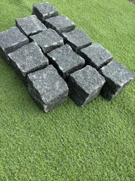 PIATRA CUBICA GRANIT GRI ANTHRACIT 10X10X5 CRAPATA - Imaginea 1