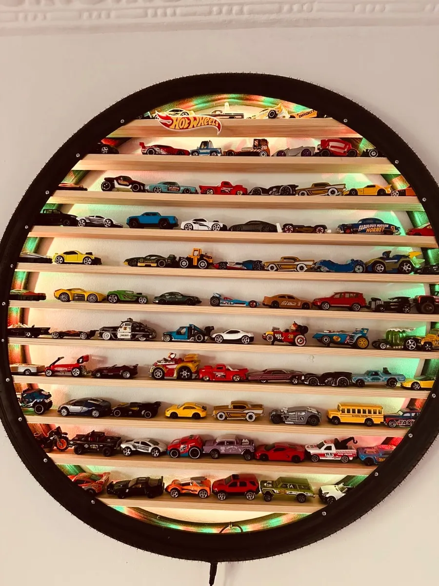 Etajeră figurine în miniatura - Imaginea 1