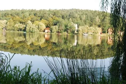 Cabana lac Mujdeni in loc deosebit - Imaginea 2