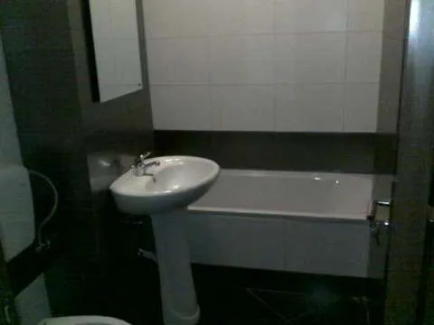 Inchiriez apartament 3 camere, 2 ba - Imaginea 2