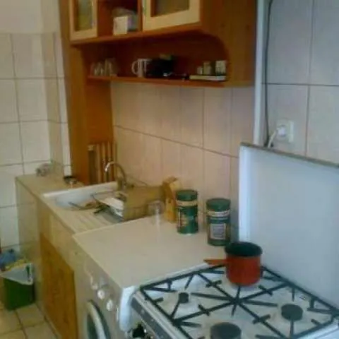 Particular inchiriez apartament 2 camere , decomandat - Imaginea 1