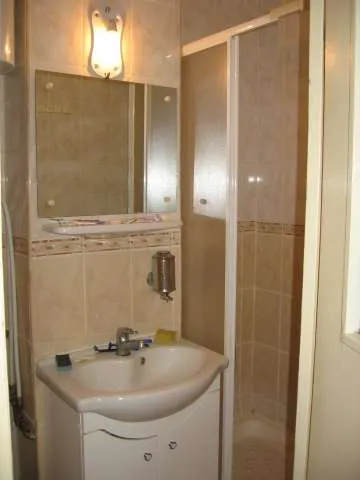 Vand urgent apartament 2 camere  - Imaginea 2