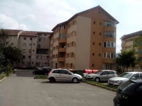 apartament 3  camere  decomandat nemodificat-Cugir- - Imaginea 1