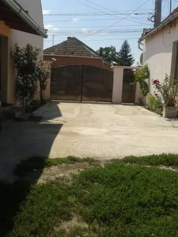 Vand/schimb casa pentru doua familii - Imaginea 1