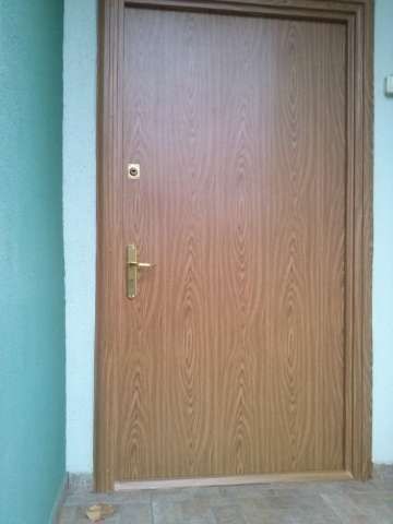 Reconditionez usi cu autocolant