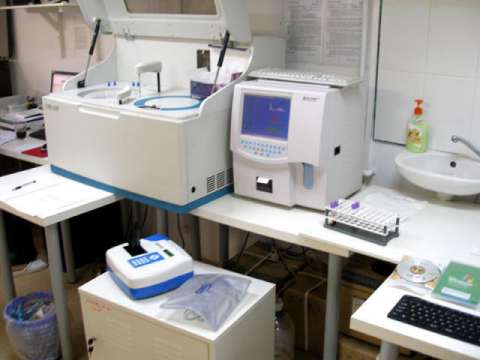 firma vinde 2 analizoare automate biochimie mindray bs 220 din 4