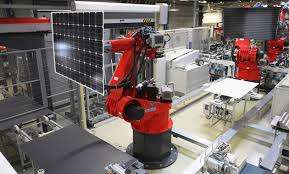 Muncitori la banda in fabrica 