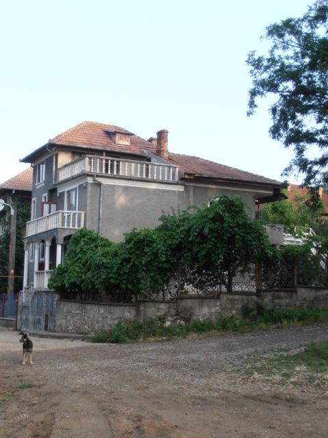 se vinde 1/ 2 casa in hunedoara zona chizid 2