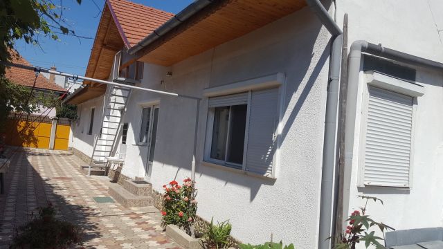 ocazie! ! ! ofer spre vanzare casa in fagaras zona centrala, 4 camere, singur in curte, recent renovata modern, mobilata si util 3