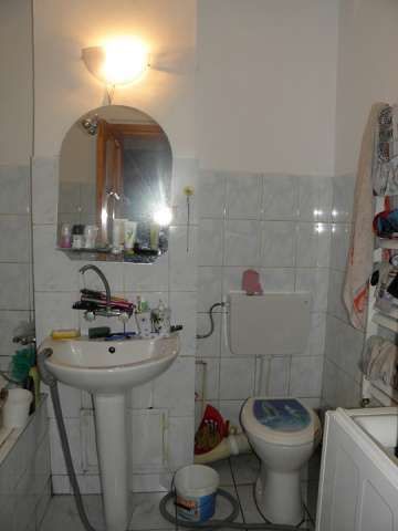 onesti, de vanzare apartament 2 camere decomandate 9