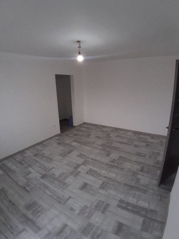 vand apartament 8