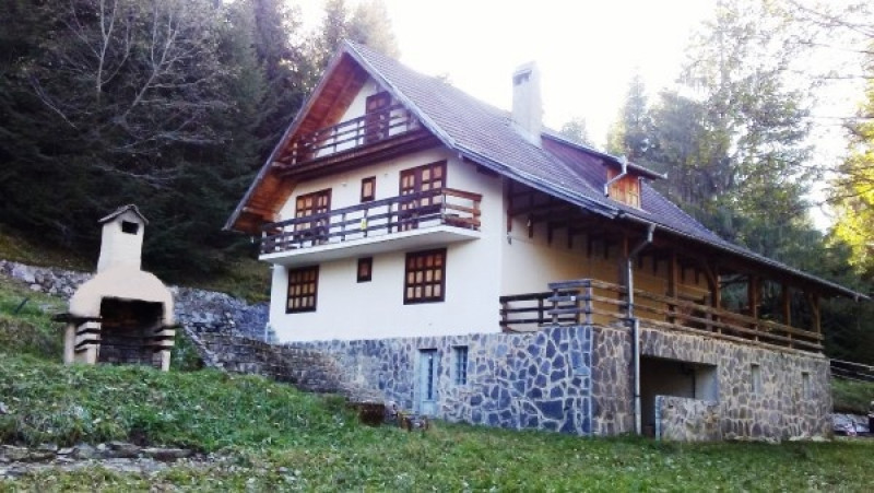 vanzare cabana plaiul foii, zarnesti brasov  290. 000 euro 1