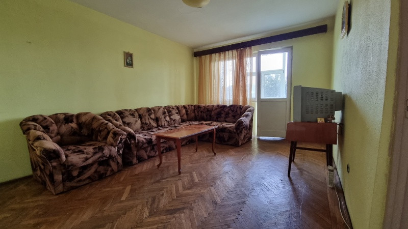 vand apartament 3 camere, fetesti- gara, zona centrala. 3