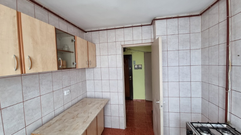 vand apartament 3 camere, fetesti- gara, zona centrala. 8