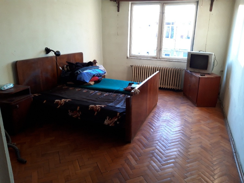 vanzare apartament 3 camere, etaj 4, str. unirii ( micro) 4