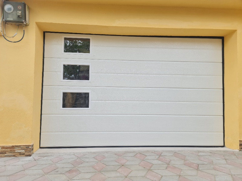 usi de  garaj sectionale izolate porti automate cu telecomanda ieftine la pret, automatiza