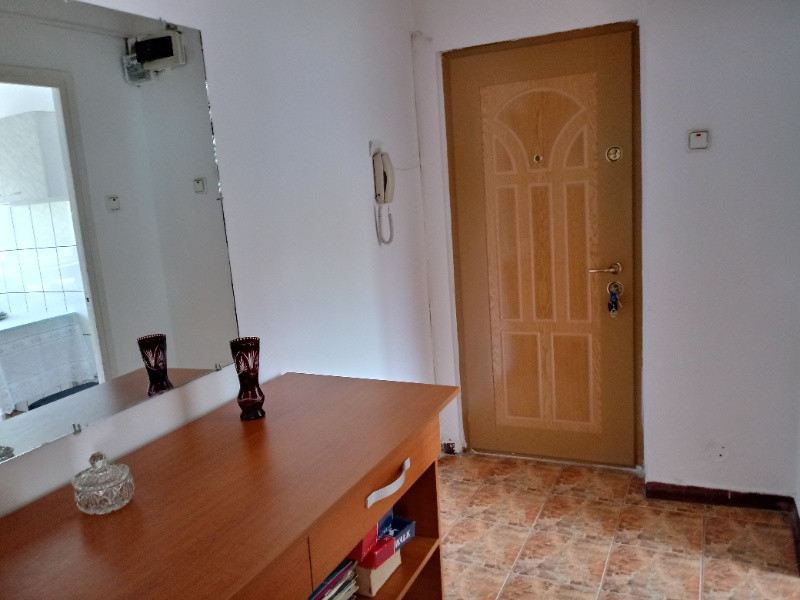 vand apartament 2 confort 1 etaj 4/ 4 zona nord catinei 2